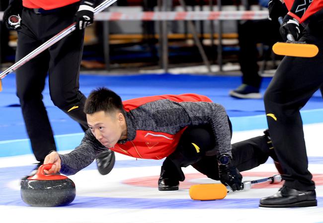 中国冰壶公开赛次日 中国男队5-3赢美国迎首胜