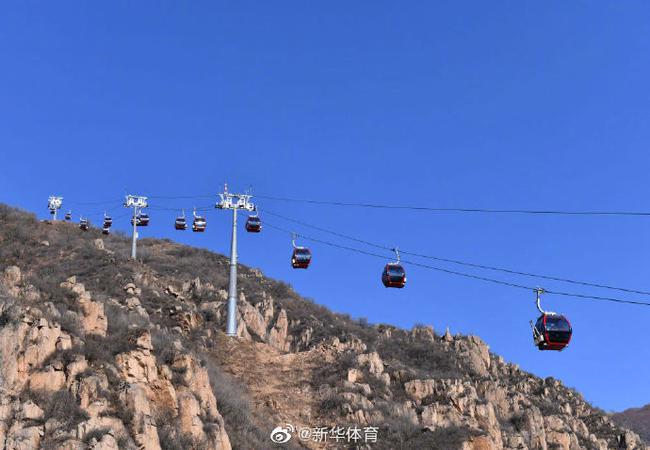 这是在国家高山滑雪中心运行中的缆车。新华社记者贺长山 摄
