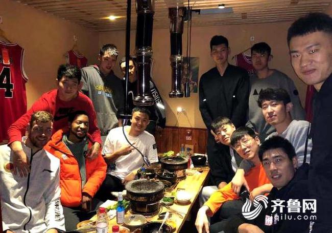 大外援莫泰邀请全队吃饭