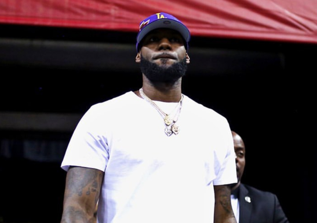 【影片】手術失敗了?一眉哥提醒詹姆斯整理髮帶 調整髮帶卻不小心暴露尷尬的髮際線!-黑特籃球-NBA新聞影音圖片分享社區