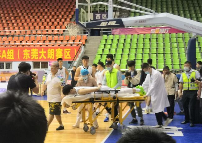 曾凡博腰部受伤 已到医院拍片目前在等待结果