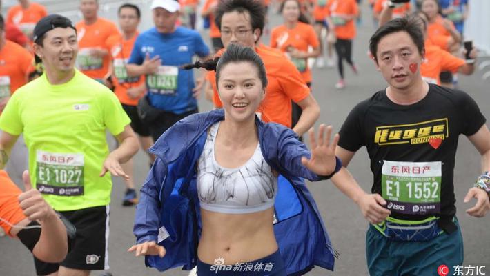 谭维维亮相2017成都马拉松