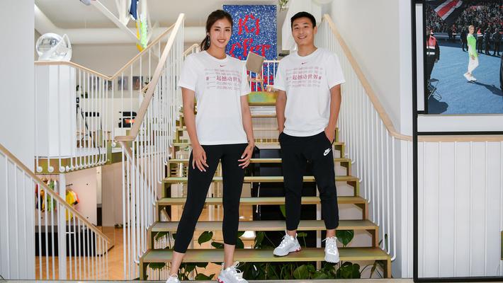 武磊携赵丽娜拍摄写真助威女足