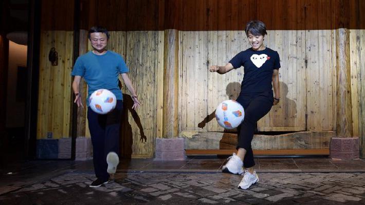 马云助力女足现场秀球技