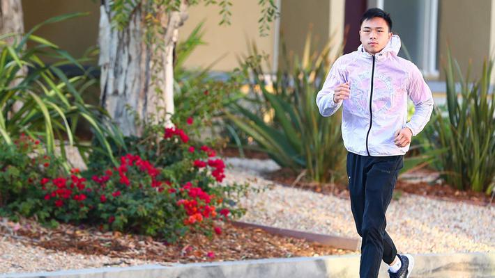 徐灿卫冕后照常训练