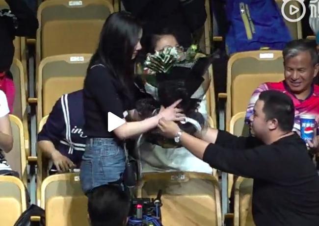 求婚!羽球亚锦赛上演浪漫一幕