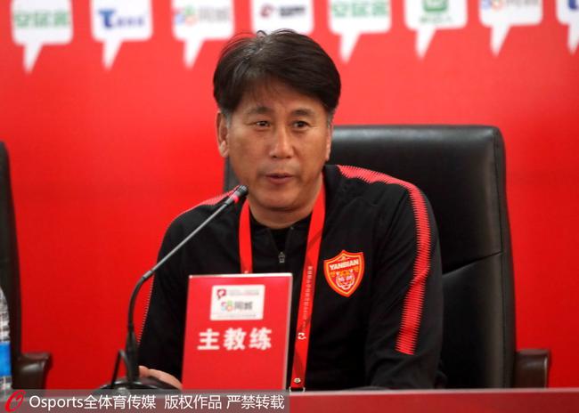 离别时刻朴泰夏哭红了双眼 与所有球员一一拥