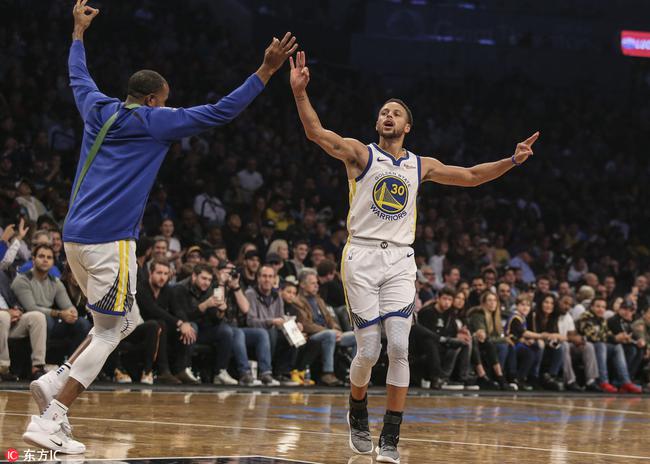 又調皮！柯瑞想跟他擊掌竟然被無視！但結果對手蒙圈了-黑特籃球-NBA新聞影音圖片分享社區