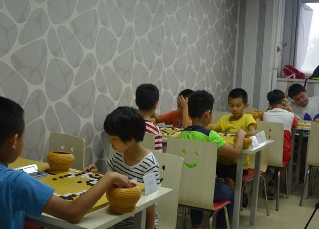小朋友下棋资料图