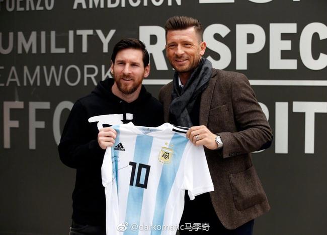 马季奇合影梅西获赠签名球衣 球迷:国安新援曝光?