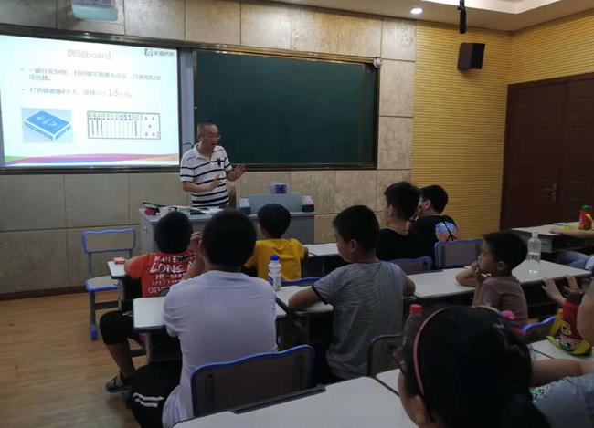 应少伟在为学生们普及桥牌