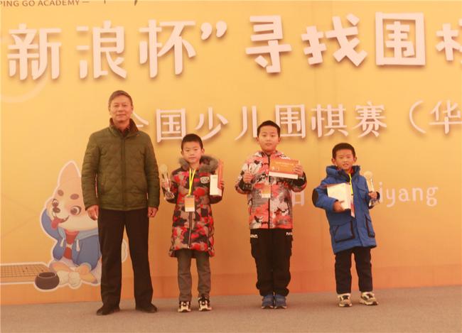 王迪苗为E组小朋友颁奖