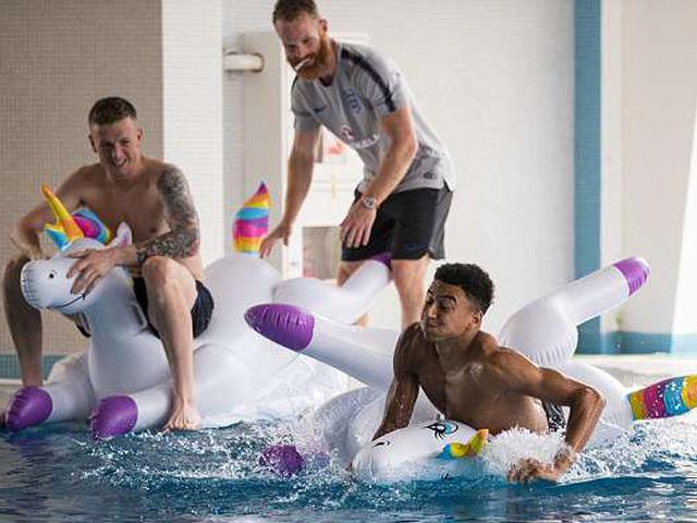 英格兰这是乐极生悲的节奏？泳池趴庆世界杯首胜