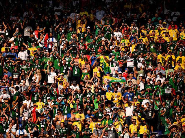 场上对手场下朋友 巴西墨西哥球迷赛后友好合影