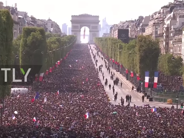 法国凯旋门欢迎英雄凯旋 万人空巷飞行表演出动