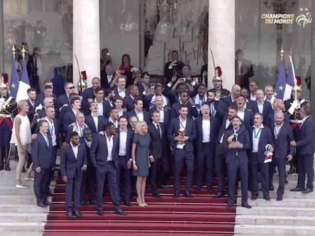 载誉归来！马克龙在爱丽舍宫为法国队庆功