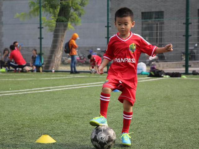 小孩同时学足球和游泳吗,孩子学足球好还是游泳好