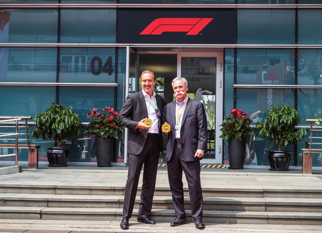 F1 CEO Chase Carey 在F1中国大奖赛期间为限量版纪念币揭幕