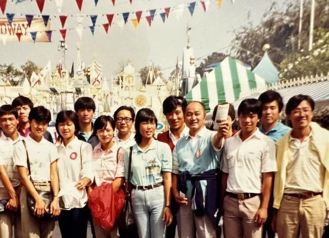 1987年，牛忠賢（後排戴眼鏡者）為中國代表隊訪美的隨隊翻譯