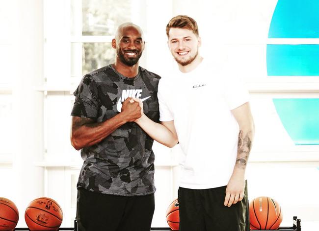 签名球衣+当面授课 科比把新人王大热收入门下