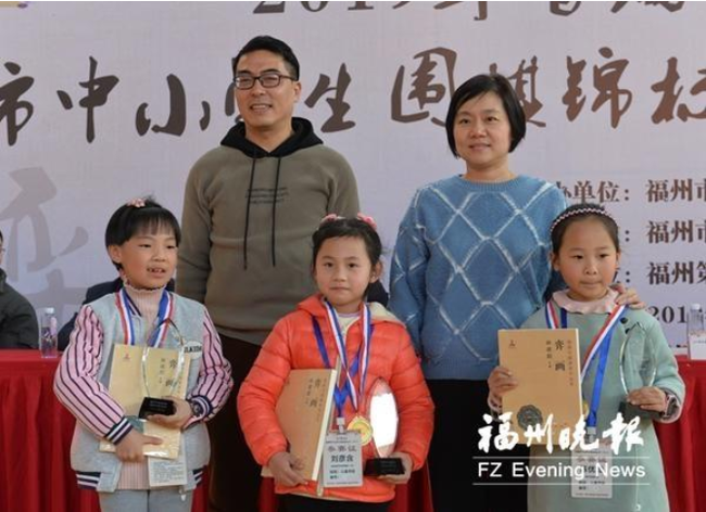 张璇（后排右一）为小棋手颁奖。