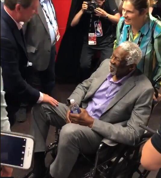 心疼!85歲Bill Russell坐輪椅到現場準備頒獎盃-黑特籃球-NBA新聞影音圖片分享社區