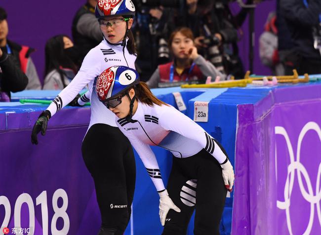 韩国两名选手沈石溪与崔敏静碰撞，两人双双摔出赛道