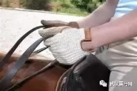 手拉缰绳