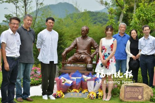 导演田壮壮(右三)和张震(左三)在吴清源雕塑前合影