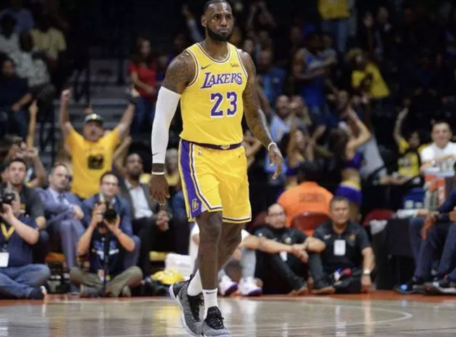 NBA签名鞋