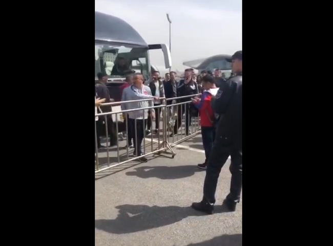 史诗级盘外招!中超队进场比赛竟遭安保拦下,还将球员当球迷