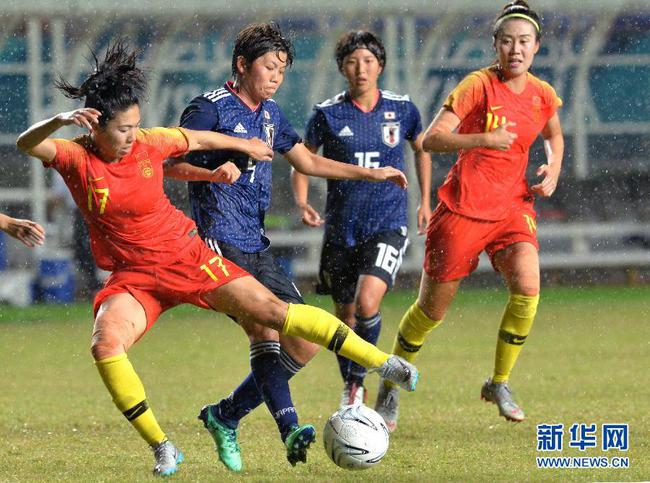 8月31日，中国队球员古雅沙（左一）在比赛中。 当日，在第18届亚运会女足决赛中，中国队以0比1不敌日本队，获得亚军。 新华社发（维里摄）