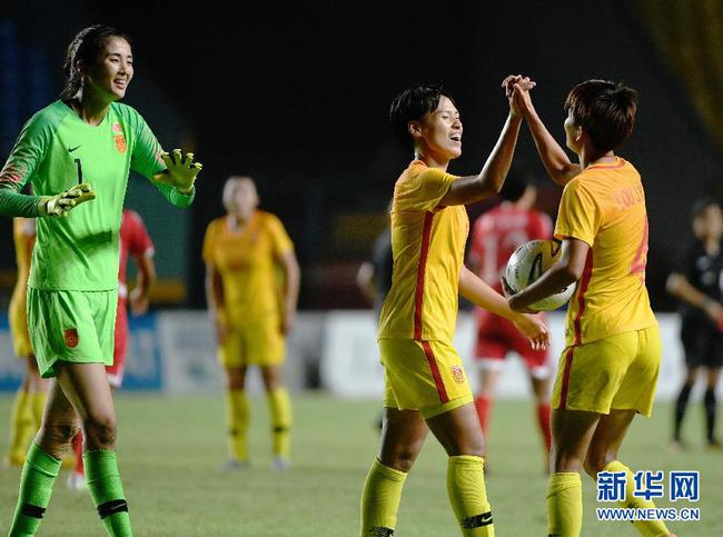 8月22日，中国队球员在庆祝胜利。 当日，在第18届亚运会女足小组赛中，中国队2比0战胜朝鲜队。 新华社发（王申摄）