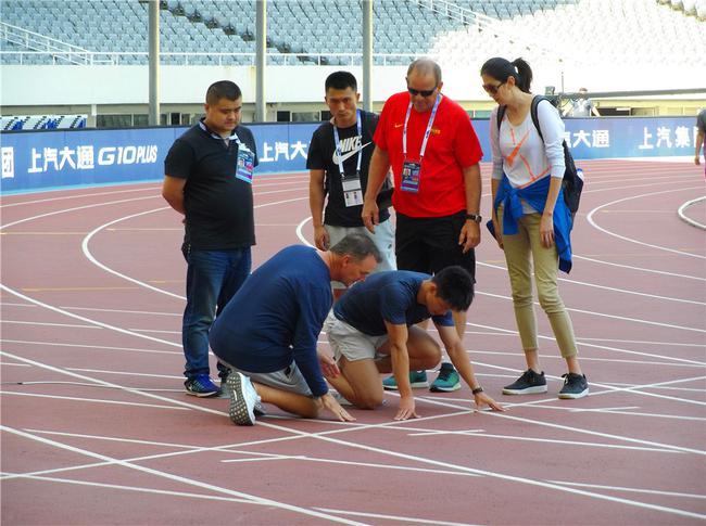 苏炳添百米启动再调姿 脚被磨伤仍然冲劲十足