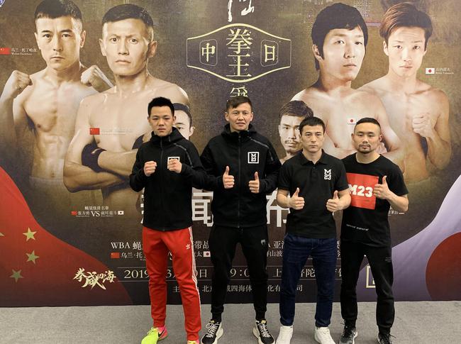 拜山波（左二）、乌兰（右二）有望成为中国下一个世界拳王。新京报记者 孙海光 摄