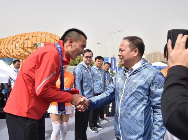 武汉市市长万勇为李子成颁奖