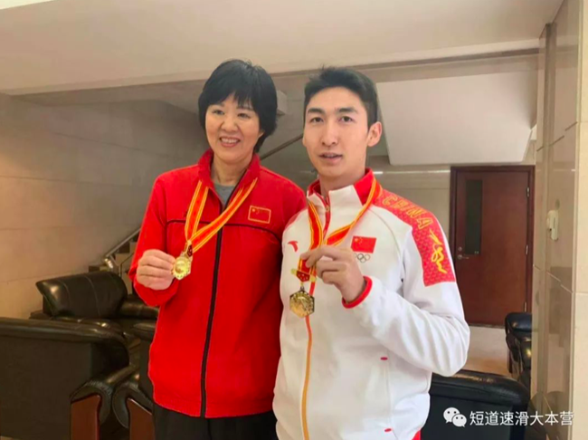 武大靖和郎平相符影