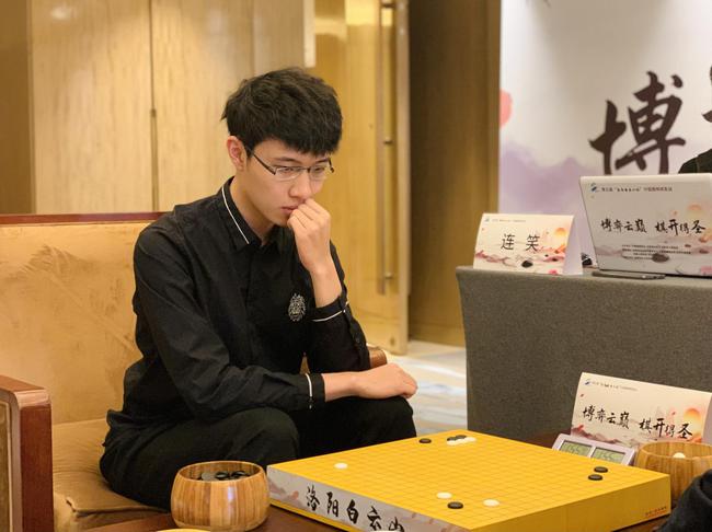连笑思忖棋局