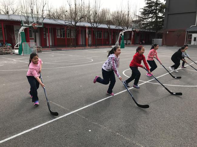 北京市四所小学率先试行NHL旱地冰球项目