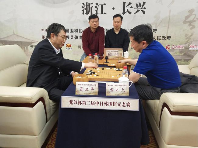 赛后两位老友探讨对局