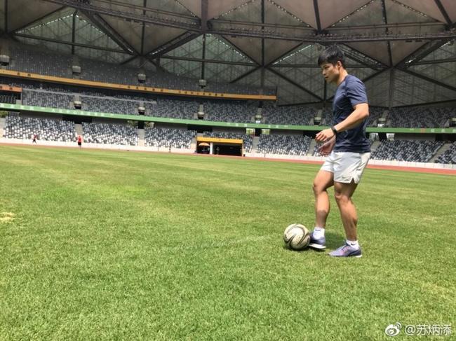 苏炳添踢球引中超“关注” 媒体:踢足球不如