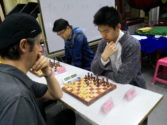 美国的国际象棋爱好者Christopher与国家大师袁晴宇对弈