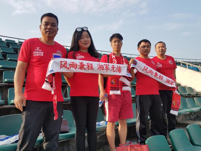 远征都江堰的湖南湘涛球迷
