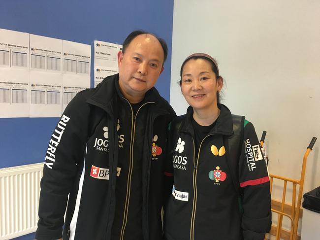 孔国平教练与担任葡萄牙女队主教练的妻子谢娟