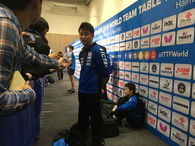 日本男乒主教练接受采访，水谷隼呆坐地上