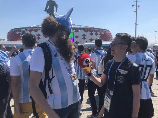 新浪体育前方记者李宁采访阿根廷球迷
