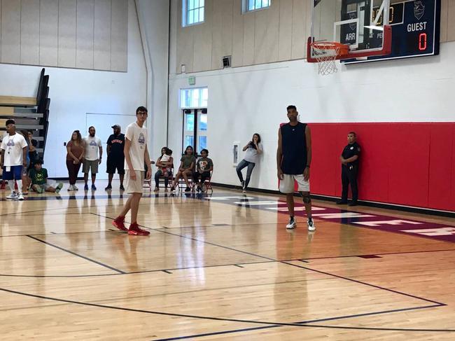 【影片】Duncan復出了!重返籃球場还一條龍突破上籃,但他這次又被裁判「欺負」了?-黑特籃球-NBA新聞影音圖片分享社區