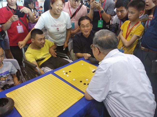 林建超主席与残障围棋爱好者彭建明进行对局