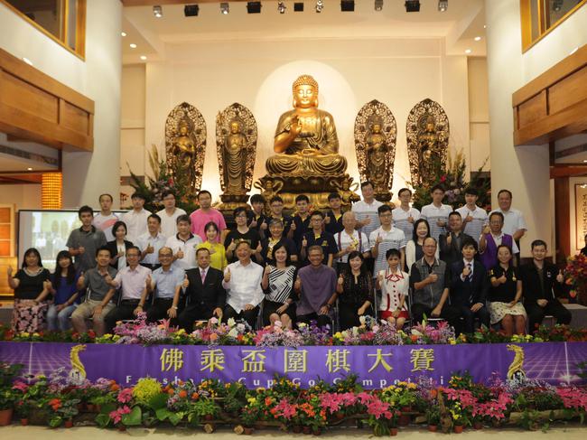 前三名队伍与嘉宾合照