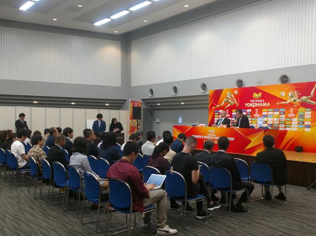 国际排联主席和日本排球协会主席的发布会